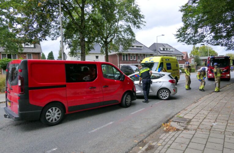 Busje en lesauto botsen in Enschede