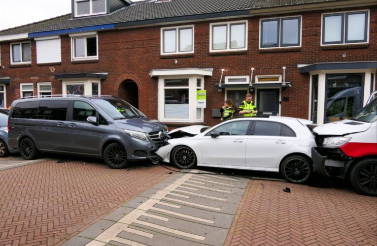 Vier auto’s beschadigd bij aanrijding in Enschede