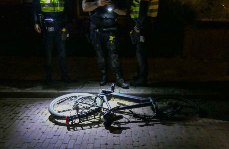 Fietser botst op geparkeerde auto in Enschede, opgeroepen traumahelikopter geannuleerd