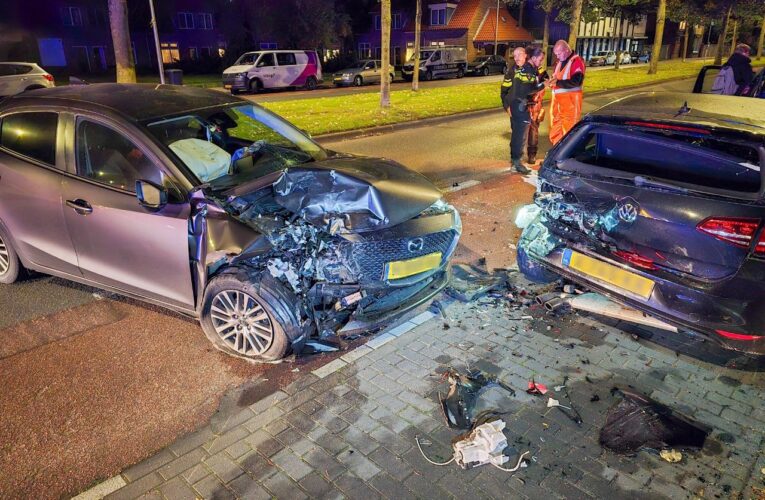 Ravage in Enschede: drie geparkeerde auto’s geramd, automobilist naar het ziekenhuis