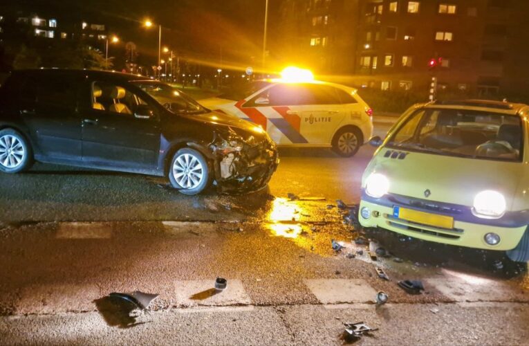 Auto’s botsen op kruising Burgemeester van Veenlaan in Enschede