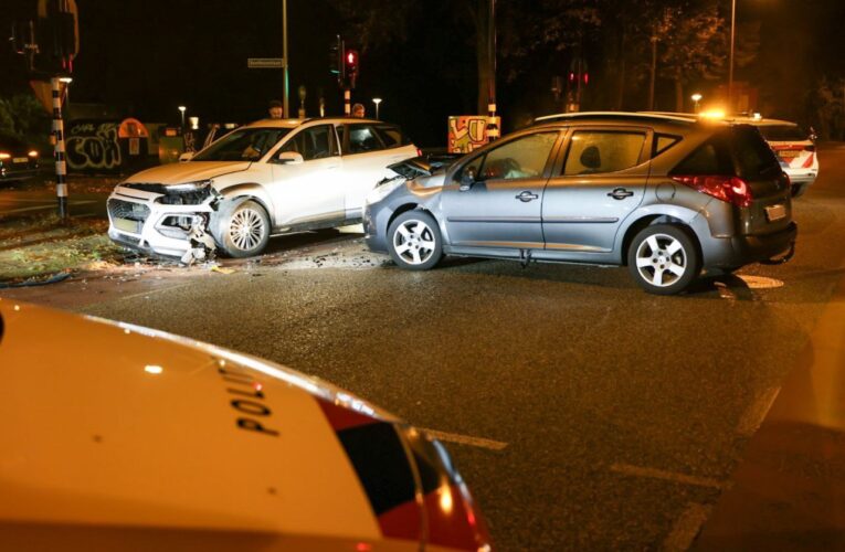 Twee auto’s botsten op elkaar in Enschede, weg dicht