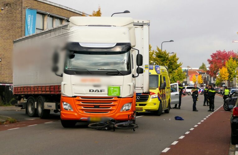 Vrachtwagen en fietser botsen in Enschede