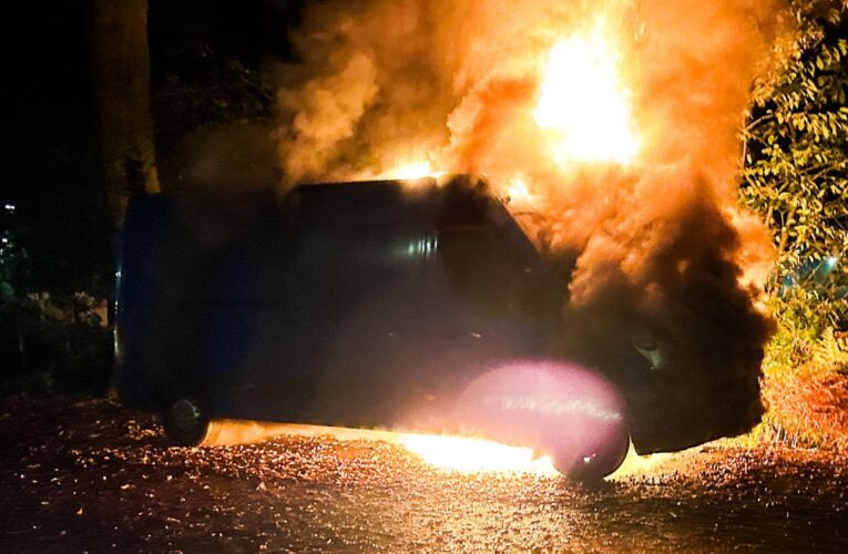 Bestelbus in brand gestoken in Enschede, politie doet onderzoek