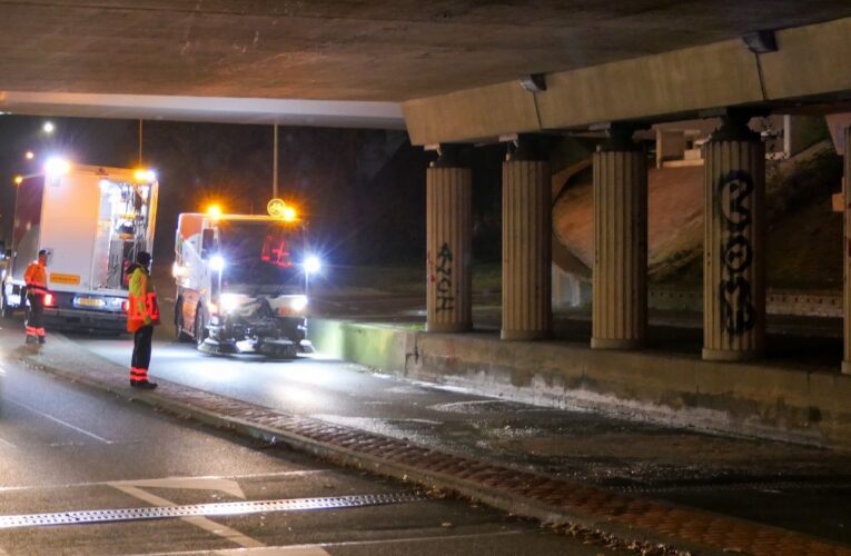 Grote verkeershinder na afvallende lading in Enschede