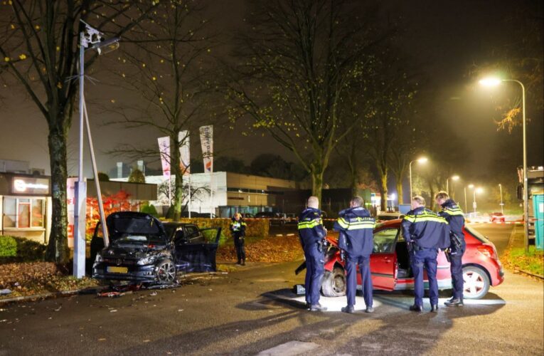 Ravage bij zware aanrijding in Enschede: automobilist slaat op de vlucht