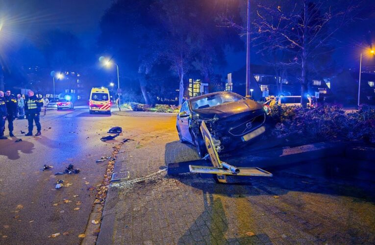 Auto gelanceerd in groenstrook bij aanrijding in Enschede