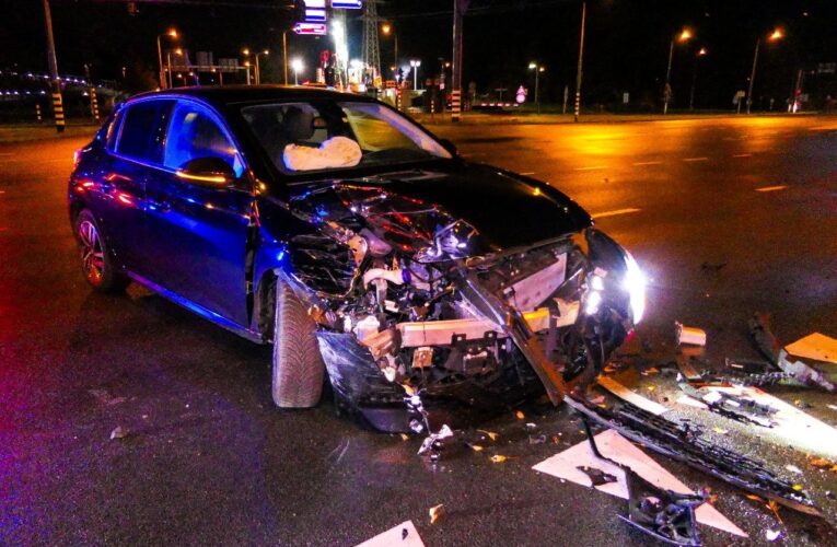 Gewonde bij aanrijding in Enschede, zes automobilisten bekeurd na negeren afzetting politie